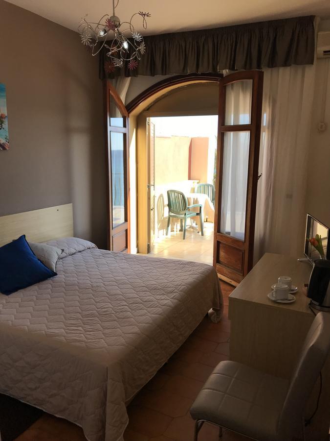 Hotel La Sirenetta จีอาร์ดีนี นักซอส ภายนอก รูปภาพ